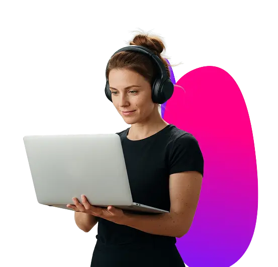 Kobieta w słuchawkach pracująca na laptopie na tle różowo-fioletowego gradientu